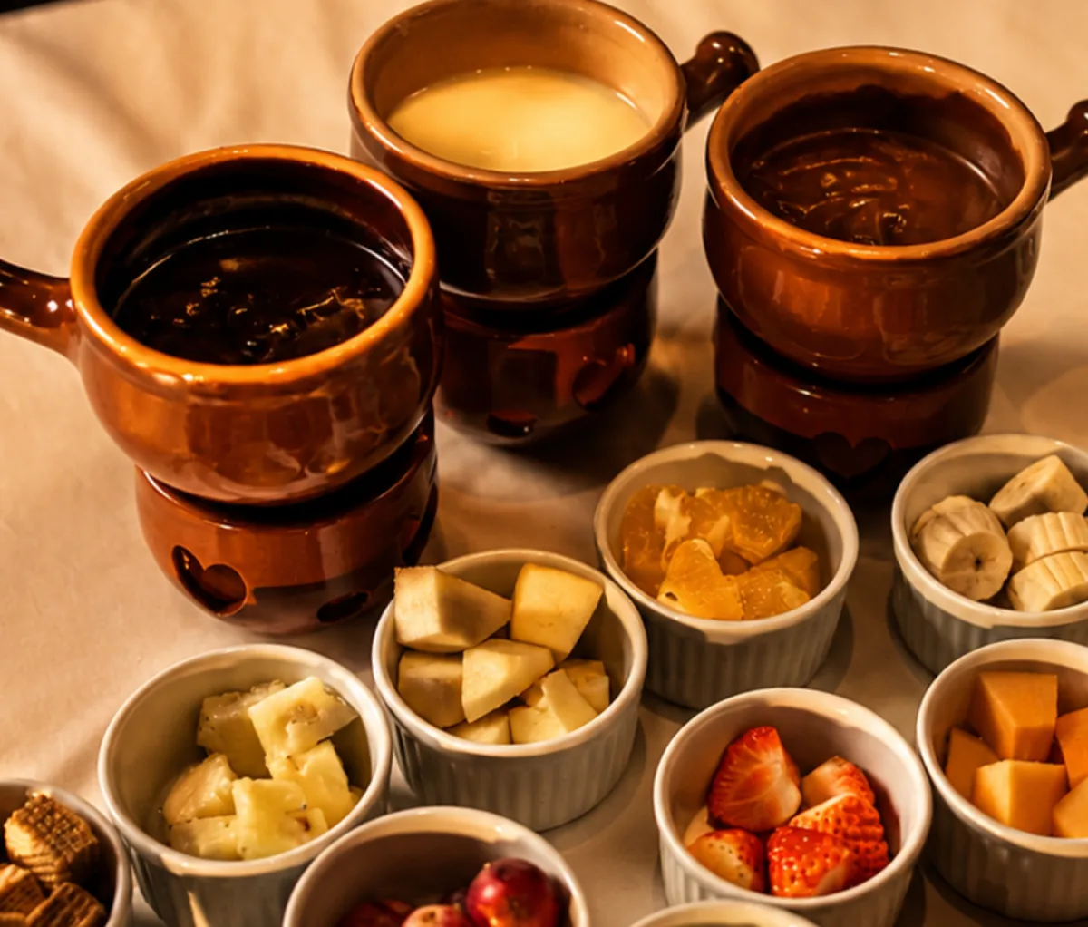 Fondue de chocolate com morango no espeto