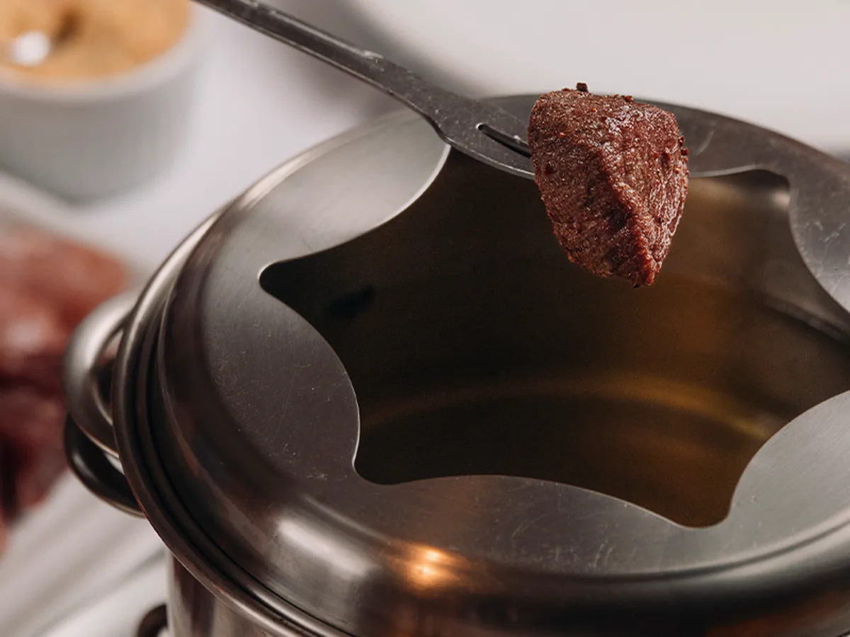 Carne fritando na panela de gordura quente